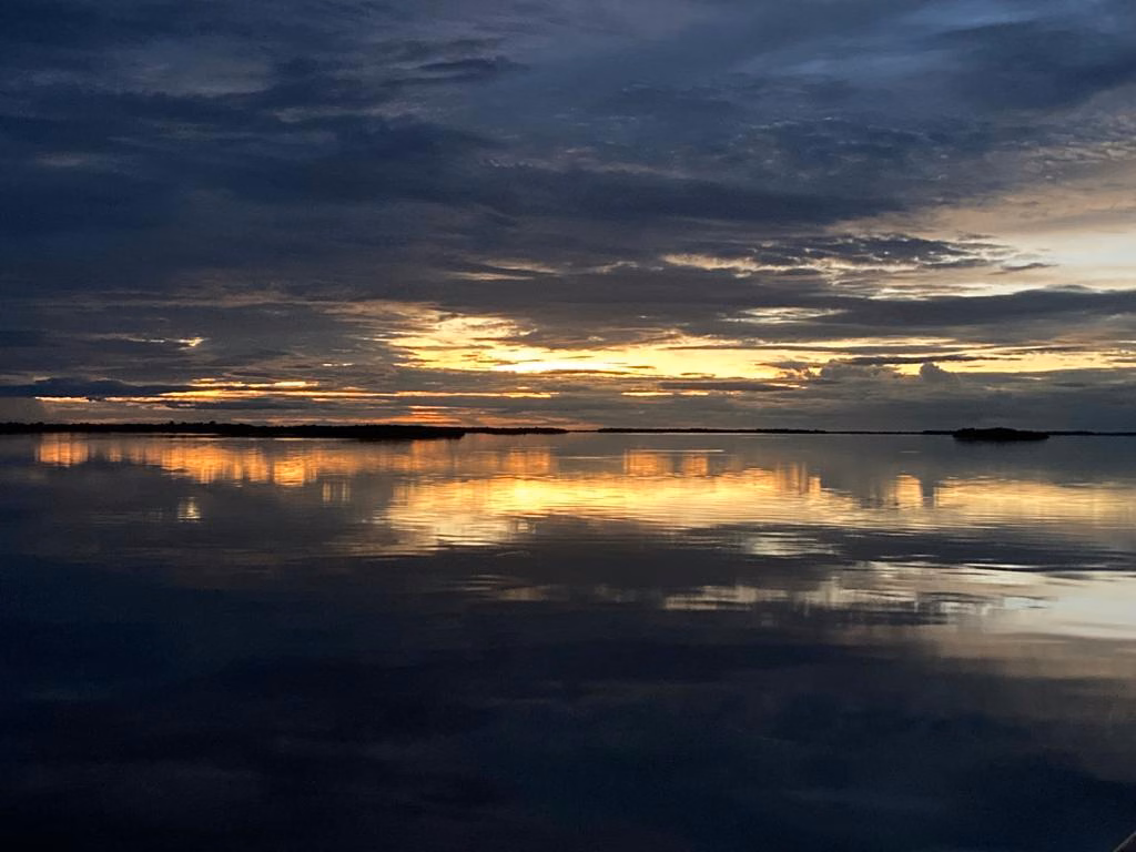 Pôr do sol no Rio Amazonas — missão anual de cirurgias gratuitas em comunidades sem acesso à saúde