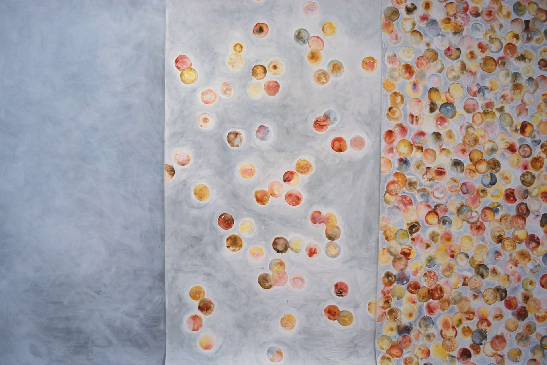 Blood Sugar Series — Ana Morales. Centenas de círculos coloridos representando anos de testes de glicemia. Aquarela sobre papel.