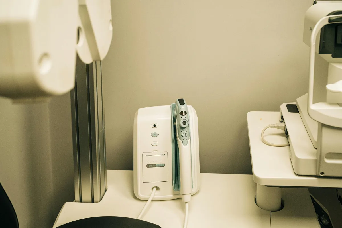 Equipamento de tonometria utilizado para medir a pressão intraocular no diagnóstico do glaucoma