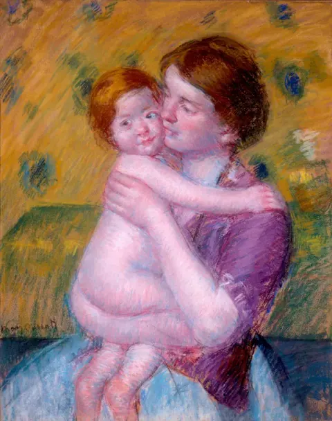 Mary Cassatt, Mãe e filho, pastel: uma mulher de vestido roxo abraça uma criança pequena, rosto com rosto, sobre um fundo amarelo com manchas azuis, com contornos suaves.