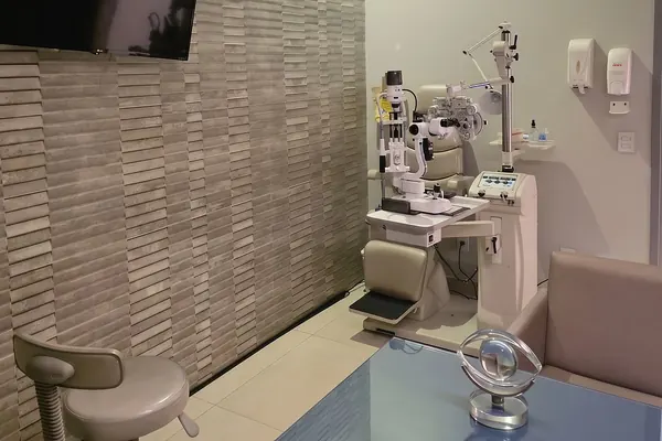 Consultório com lâmpada de fenda para exame ocular