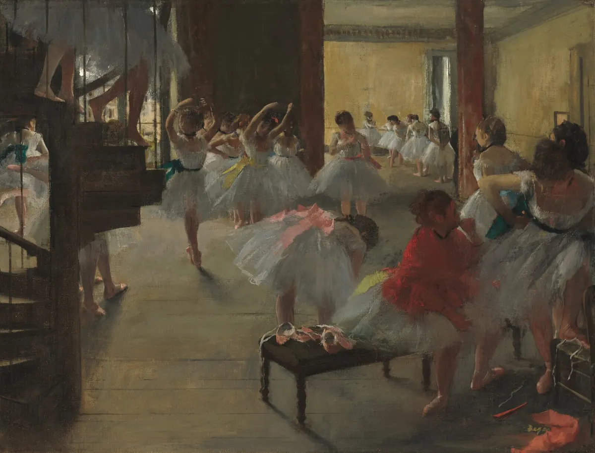 A aula de dança, de Edgar Degas (c. 1873): bailarinas de tutu branco e faixas coloridas numa sala de ensaio, com uma escada em caracol à esquerda e uma mulher de vermelho sentada entre elas