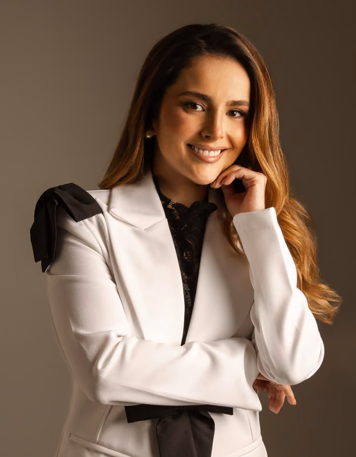 Dra. Priscilla Almeida, médica oftalmologista, em retrato de estúdio