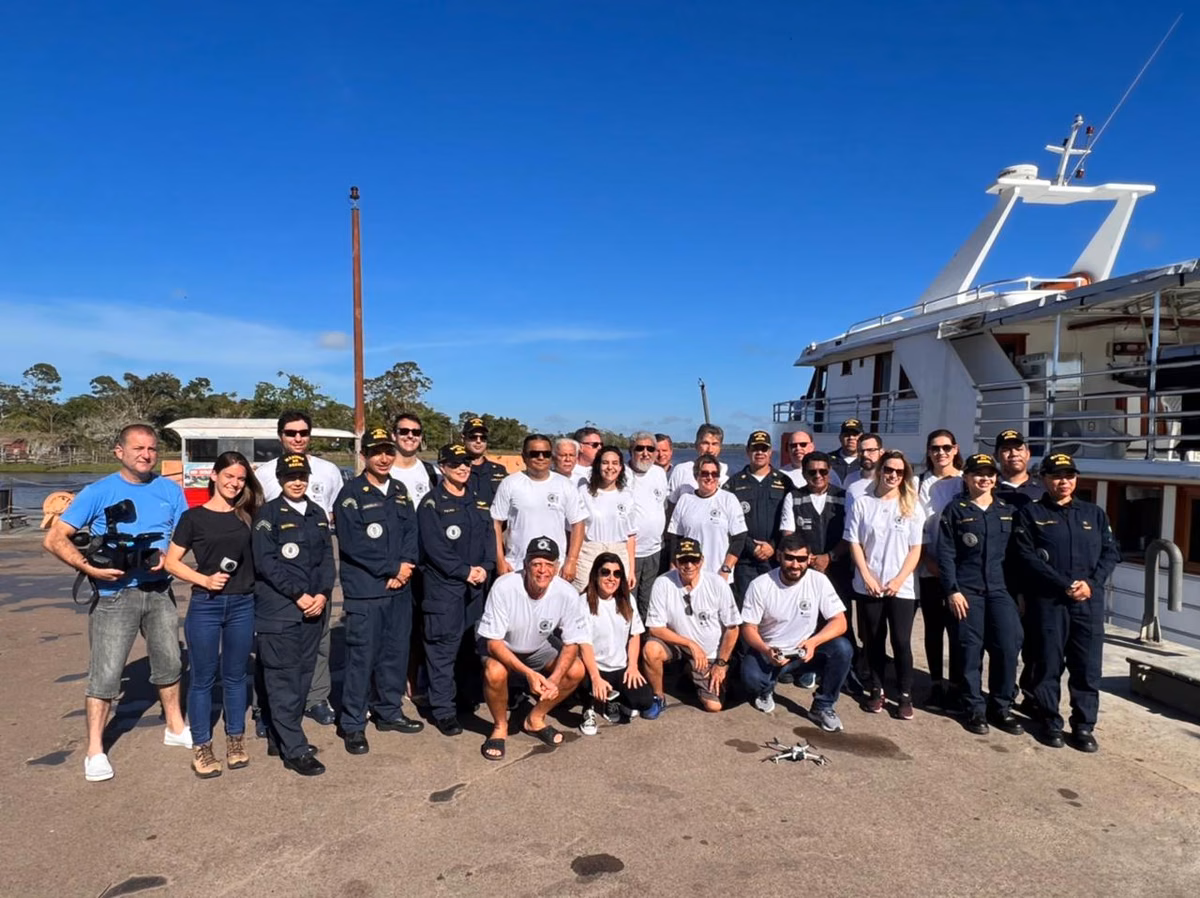 Equipe médica da Marinha do Brasil na Amazônia — missão de oftalmologia humanitária com o Dr. Fernando Drudi