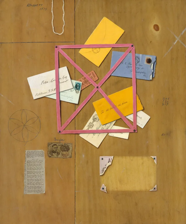 William Michael Harnett, The Artist's Letter Rack, 1879: sobre um painel de madeira, fitas cor-de-rosa pregadas em quadrado, cruzado por duas diagonais, prendem cartas e envelopes amarelos, azul e brancos; abaixo, um recorte de jornal, uma cédula antiga e o canto de um cartão arrancado, preso por tachinhas.
