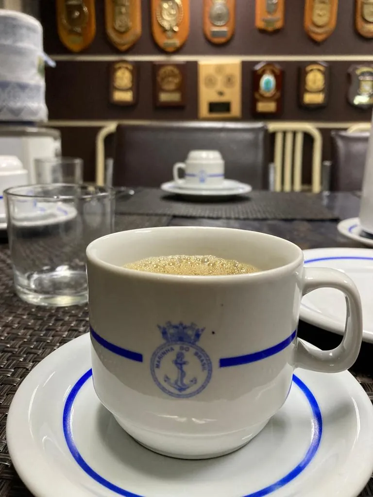 Café na louça da Marinha do Brasil