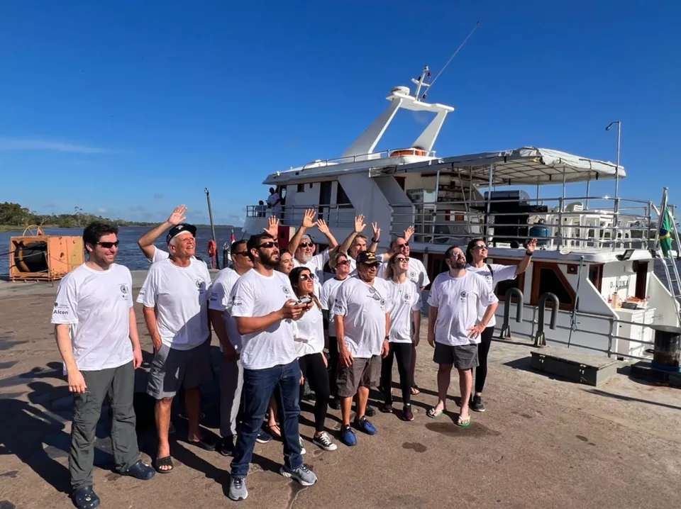 Voluntários no cais, diante do navio da expedição