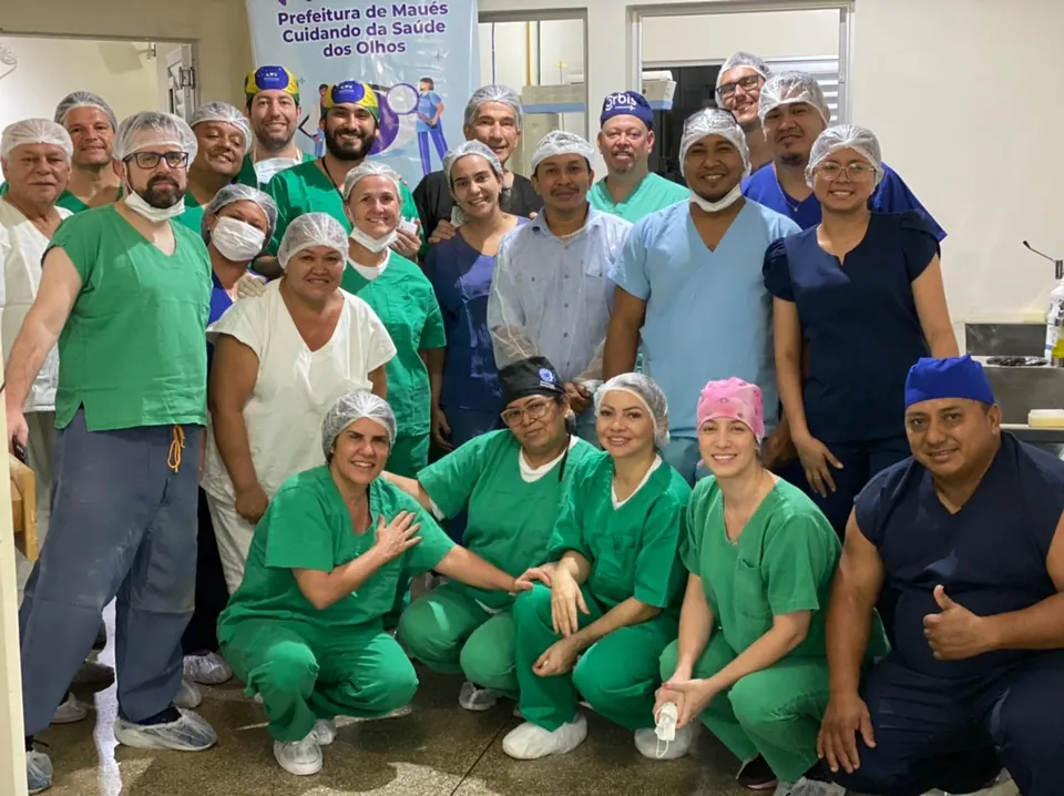 Equipe da expedição no centro cirúrgico de Maués (AM), diante da faixa da prefeitura