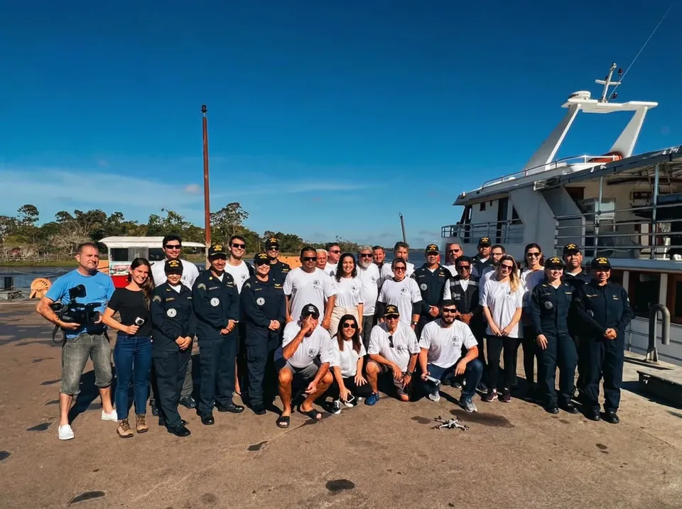 Voluntários e militares da Marinha do Brasil diante do navio