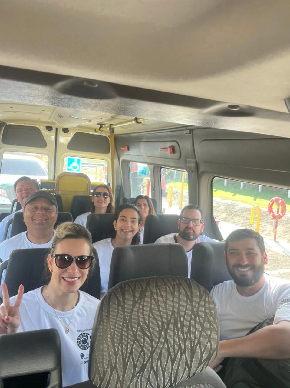 Voluntários da expedição reunidos numa van