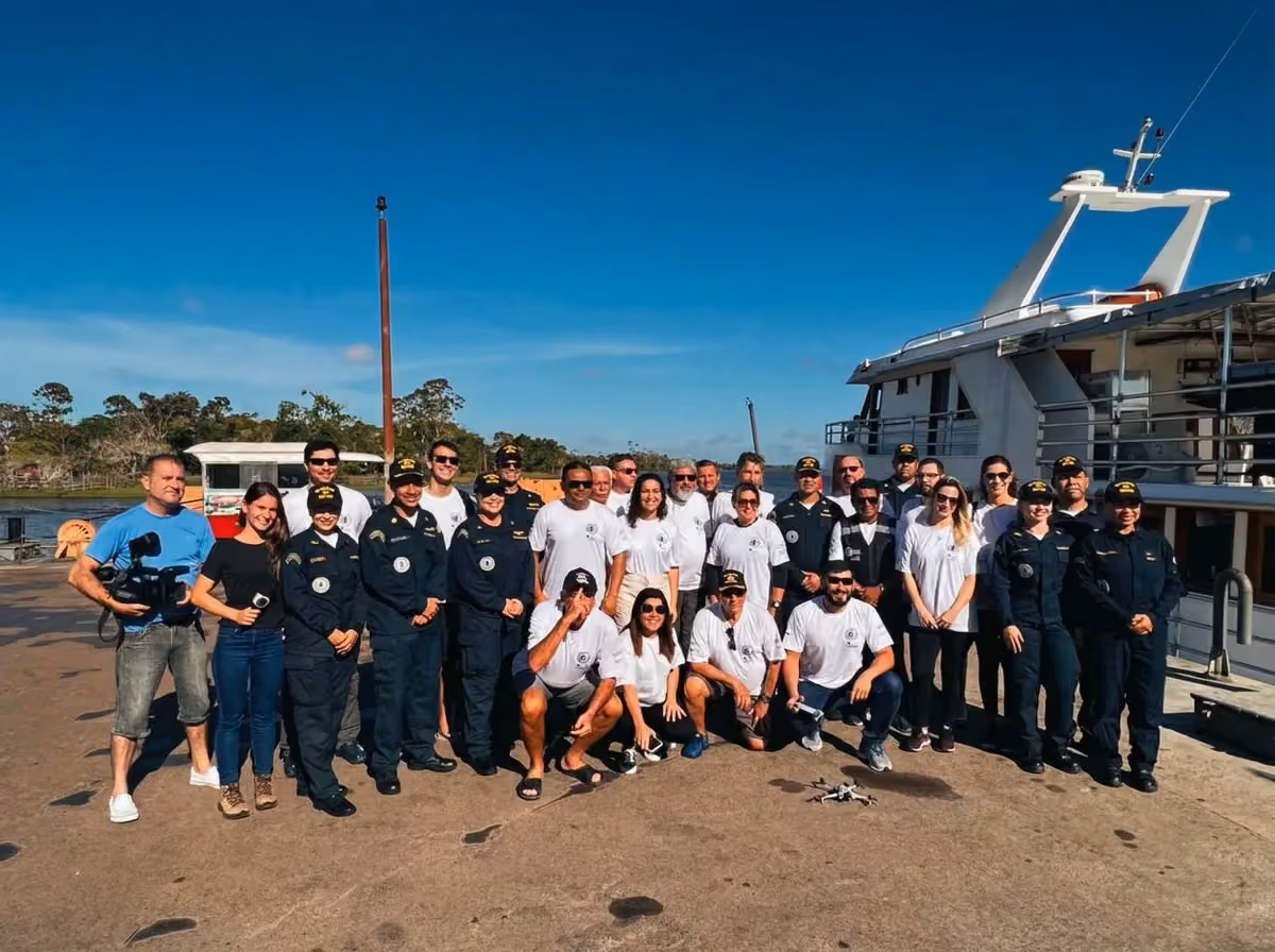 Navio de assistência hospitalar da Marinha do Brasil no rio Amazonas