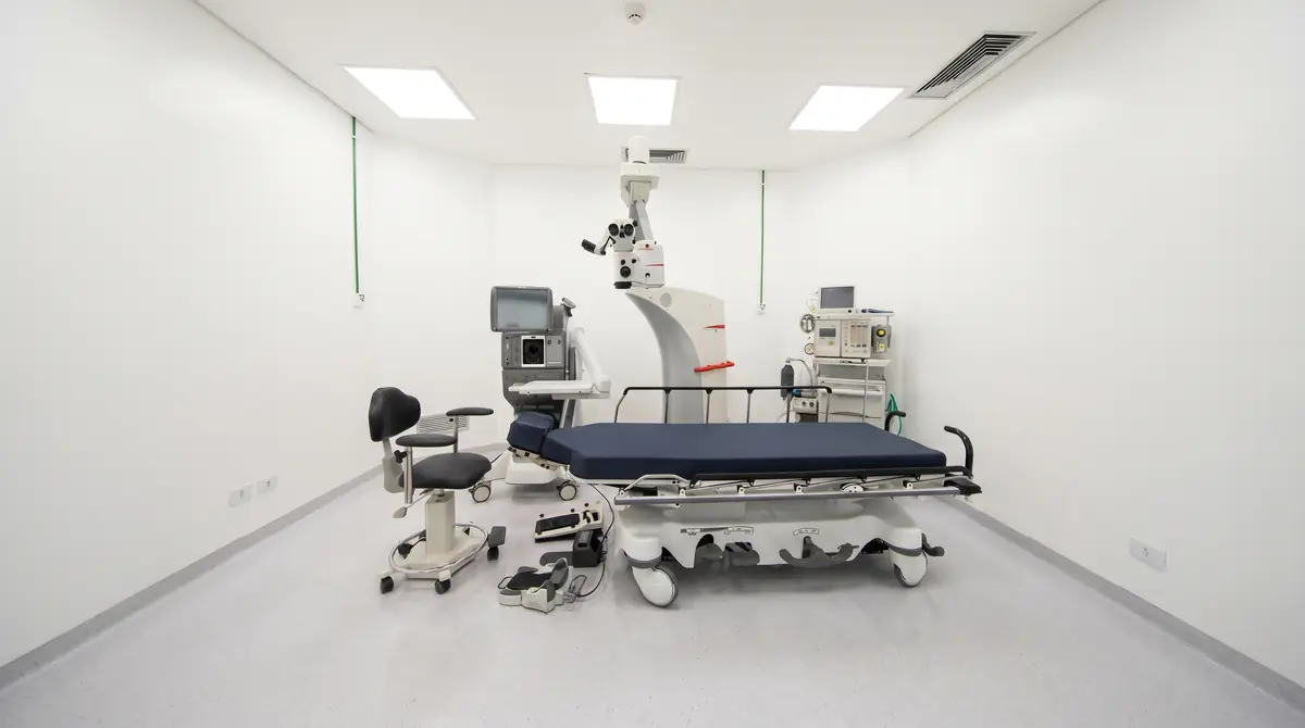 Centro cirúrgico do MIRA preparado para cirurgia de catarata