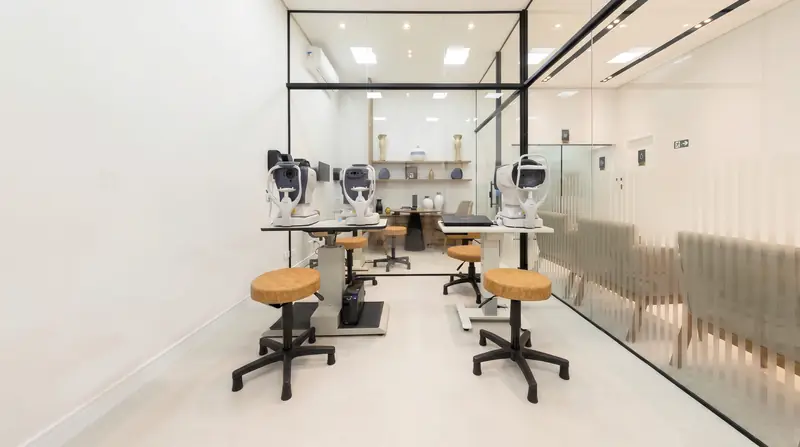 Sala de diagnóstico do MIRA com equipamentos oftalmológicos, divisória em vidro e organização clínica para avaliação especializada.