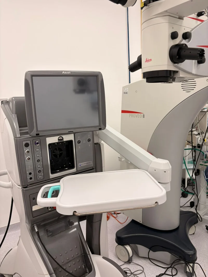 Equipamentos cirúrgicos Alcon e microscópio Leica Proveo 8 no MIRA Hospital