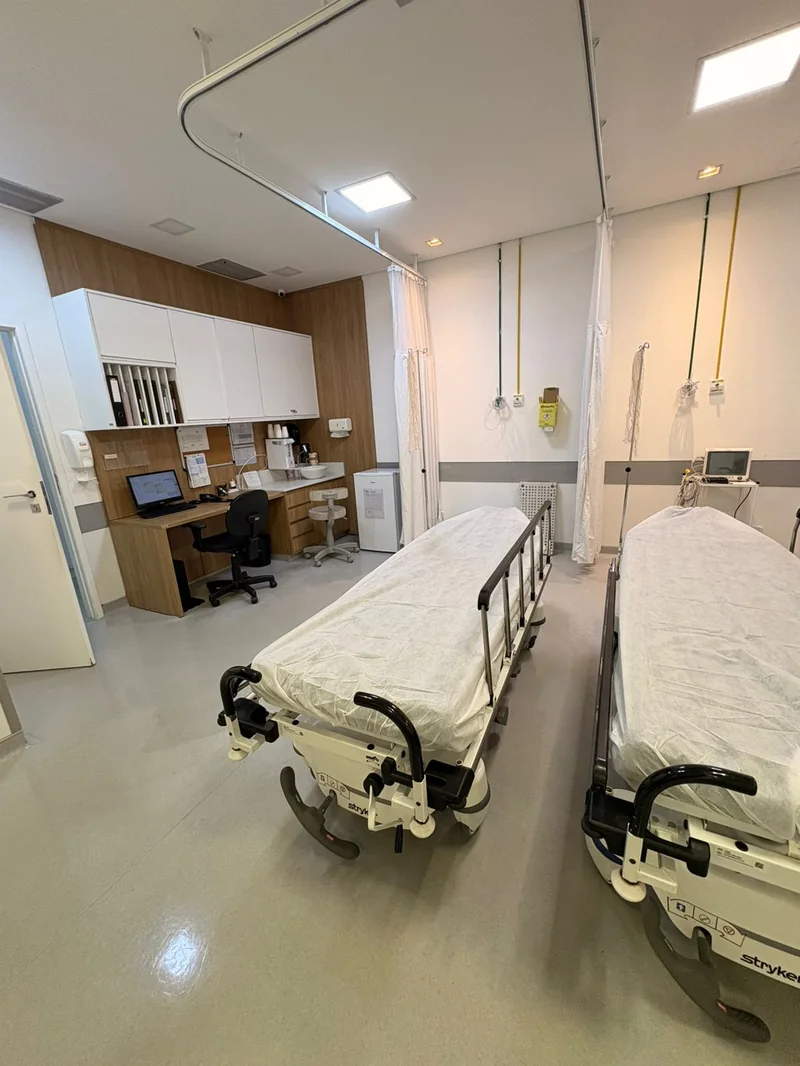Sala de recuperação pós-anestésica do MIRA Hospital Oftalmológico com macas Stryker