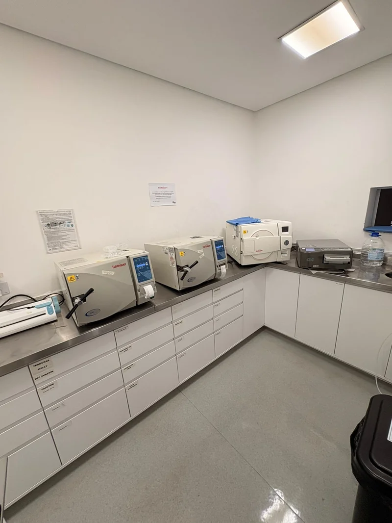 Equipamentos de esterilização e autoclaves no MIRA Hospital para segurança cirúrgica