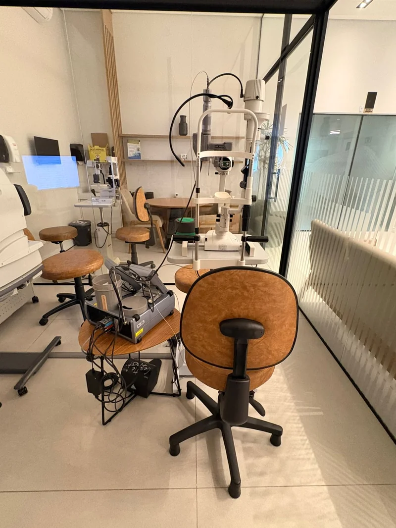 Equipamento oftalmológico moderno em sala de exame no MIRA Hospital Oftalmológico