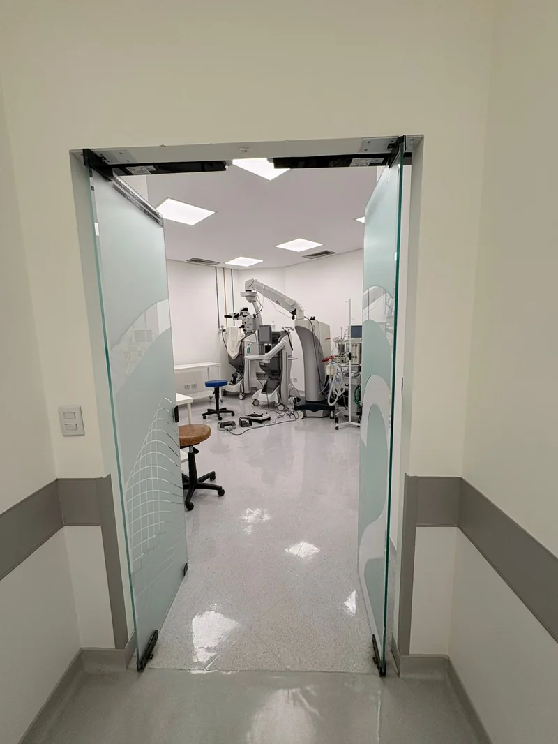 Centro cirúrgico do MIRA Hospital Oftalmológico com equipamentos Alcon Centurion