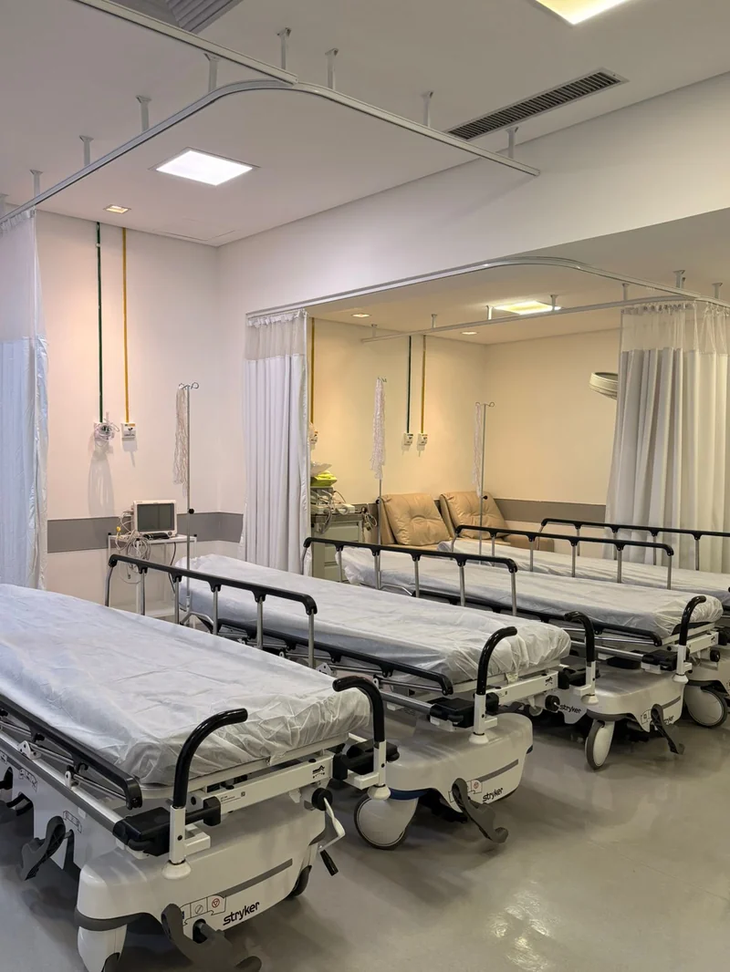 Sala de recuperação pós-cirúrgica com macas Stryker no MIRA Hospital Oftalmológico