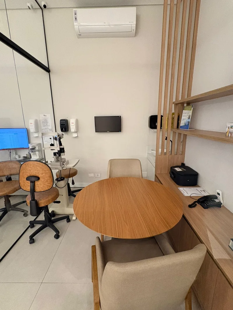 Consultório do MIRA Hospital Oftalmológico — ambiente moderno e confortável