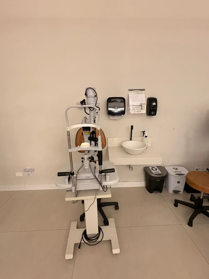 Lâmpada de fenda em sala de exame oftalmológico do MIRA Hospital