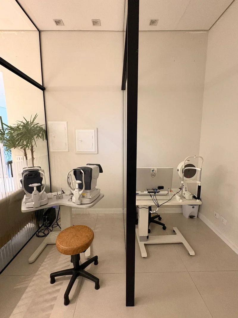 Consultório oftalmológico MIRA Hospital com equipamentos de exame ocular