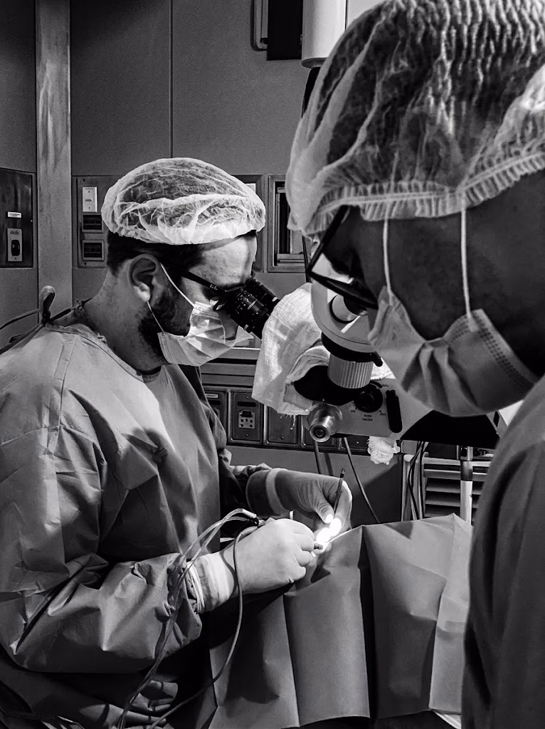 Dr. Fernando Drudi realizando cirurgia oftalmológica — precisão e dedicação ao paciente