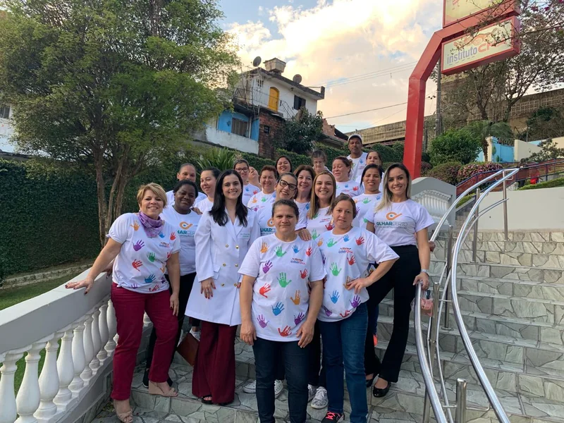 Equipe multidisciplinar do Instituto Drudi e Almeida e Instituto CNA reunida na entrada da unidade