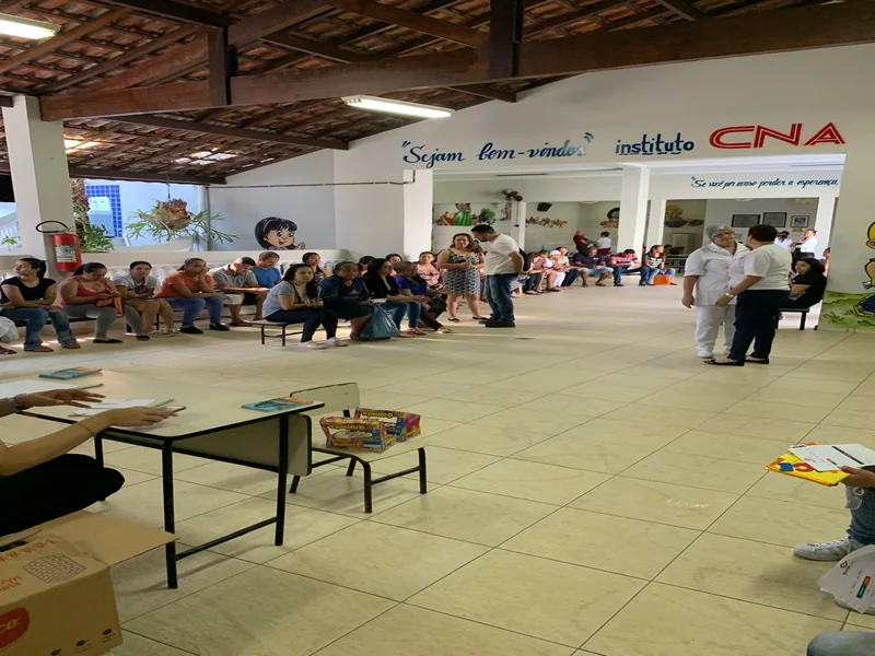 Comunidade reunida no Instituto CNA para triagem oftalmológica gratuita com o Instituto Drudi e Almeida