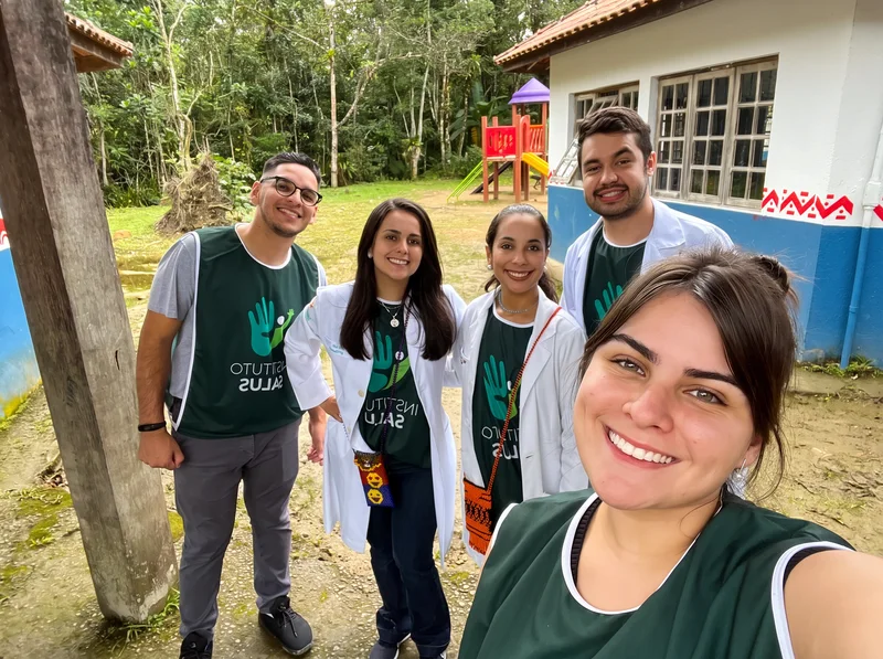 Equipe do Instituto Drudi e Almeida na Terra Indígena Rio Silveira durante atendimento oftalmológico