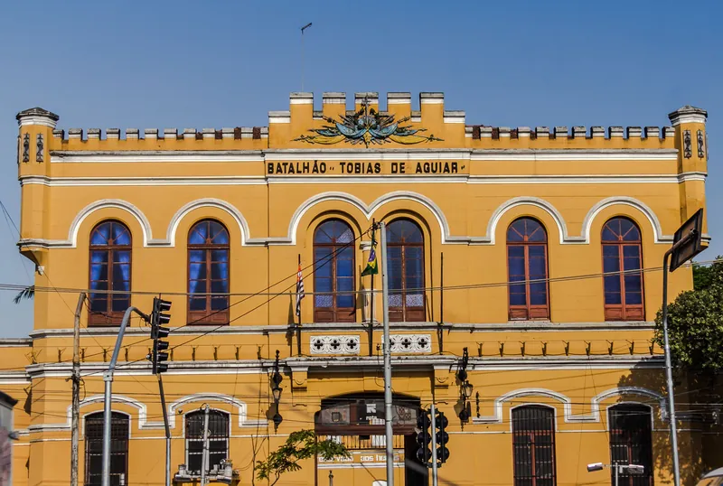 Fachada amarela do quartel do Batalhão Tobias de Aguiar, sede da ROTA, em São Paulo