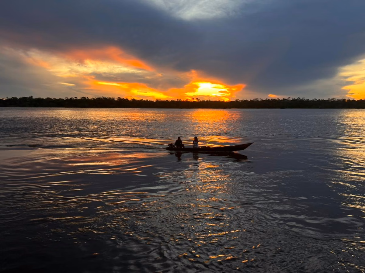 Pôr do sol no Rio Amazonas durante missão oftalmológica