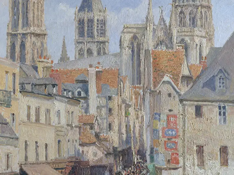 Pintura de uma rua estreita do centro antigo de Rouen vista do alto, com casas, toldos de feira e a torre da catedral ao fundo, sob sol.